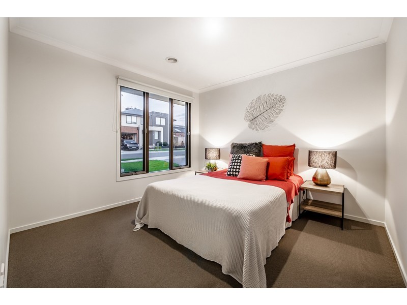 44 Barley Crescent, Clyde North VIC 3978