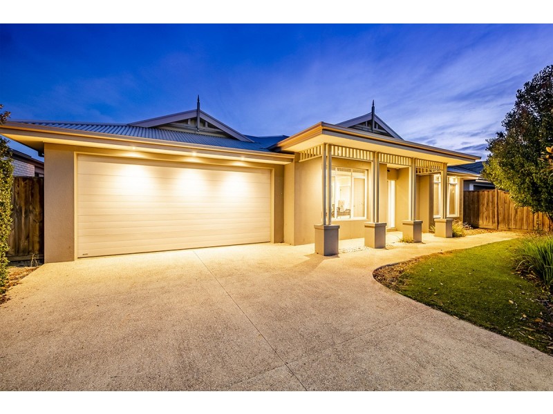 10 Peisley Crescent, Cranbourne East VIC 3977