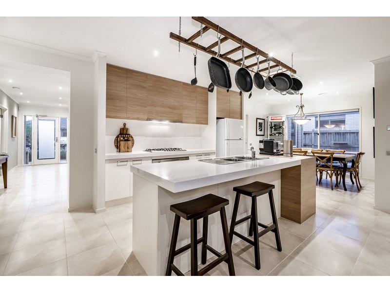 10 Peisley Crescent, Cranbourne East VIC 3977