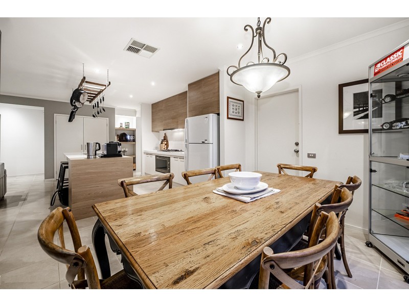 10 Peisley Crescent, Cranbourne East VIC 3977