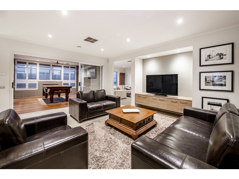 10 Peisley Crescent, Cranbourne East VIC 3977