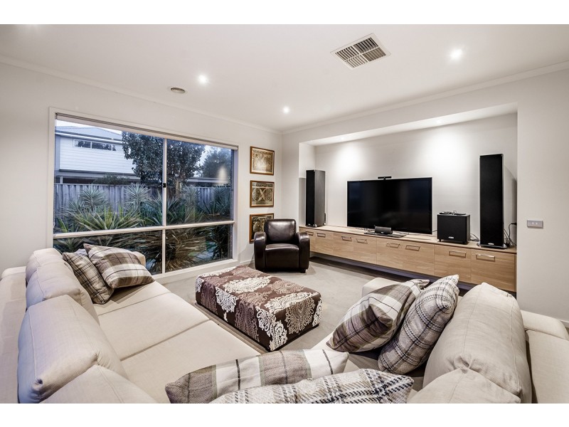 10 Peisley Crescent, Cranbourne East VIC 3977