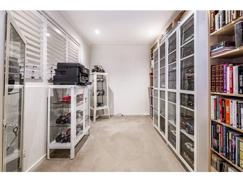 10 Peisley Crescent, Cranbourne East VIC 3977