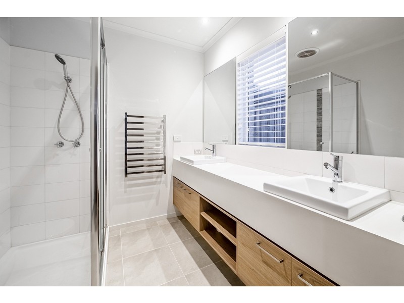 10 Peisley Crescent, Cranbourne East VIC 3977