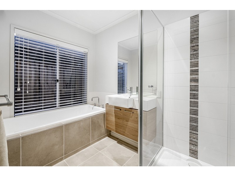 10 Peisley Crescent, Cranbourne East VIC 3977