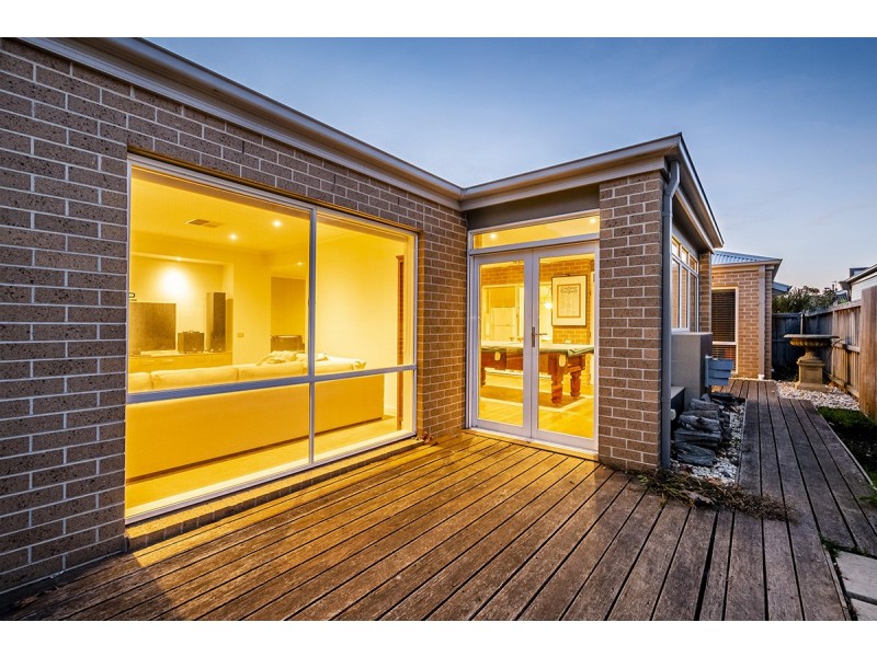10 Peisley Crescent, Cranbourne East VIC 3977