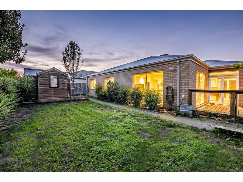 10 Peisley Crescent, Cranbourne East VIC 3977