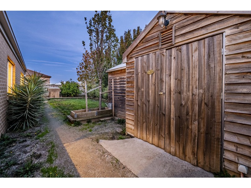 10 Peisley Crescent, Cranbourne East VIC 3977