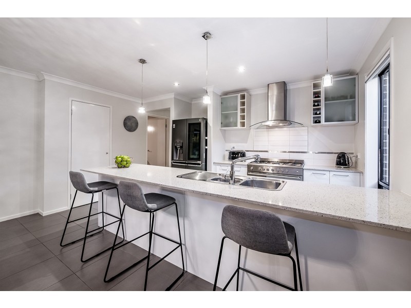 19 Mermaid Grove, Lyndhurst VIC 3975