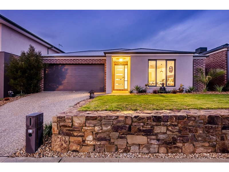 35 Viewbright Road, Clyde North VIC 3978
