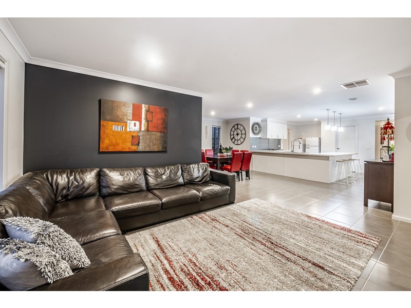 35 Viewbright Road, Clyde North VIC 3978