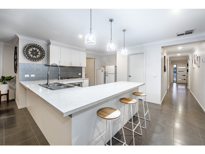 35 Viewbright Road, Clyde North VIC 3978