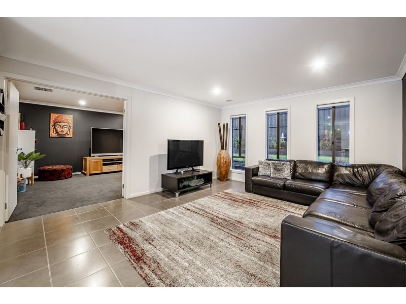 35 Viewbright Road, Clyde North VIC 3978