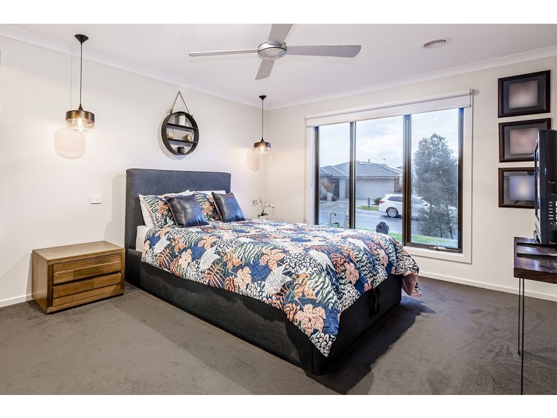 35 Viewbright Road, Clyde North VIC 3978