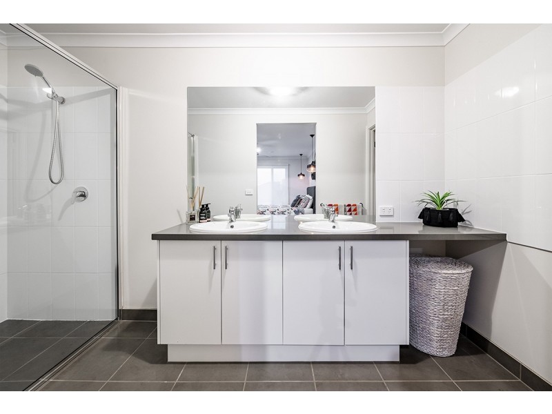 35 Viewbright Road, Clyde North VIC 3978