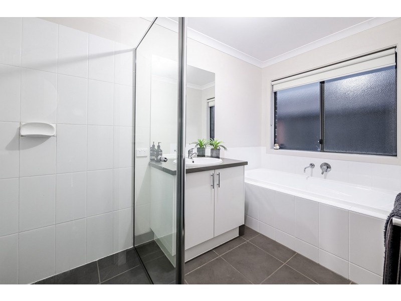 35 Viewbright Road, Clyde North VIC 3978