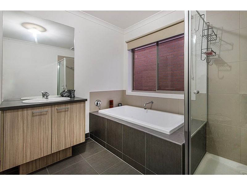 116 Elmslie Drive, Cranbourne East VIC 3977
