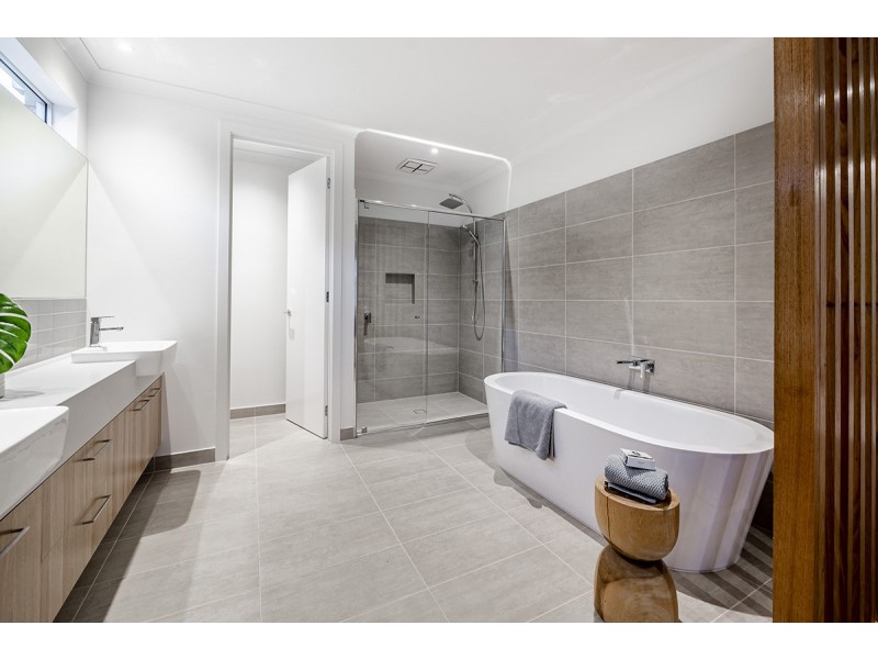 4 Tallrush Street, Clyde North VIC 3978