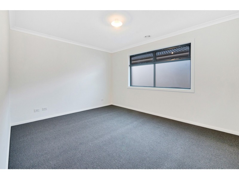 3 Moroak Crescent, Clyde North VIC 3978