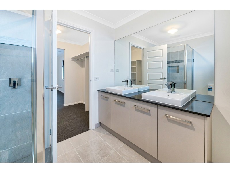 3 Moroak Crescent, Clyde North VIC 3978