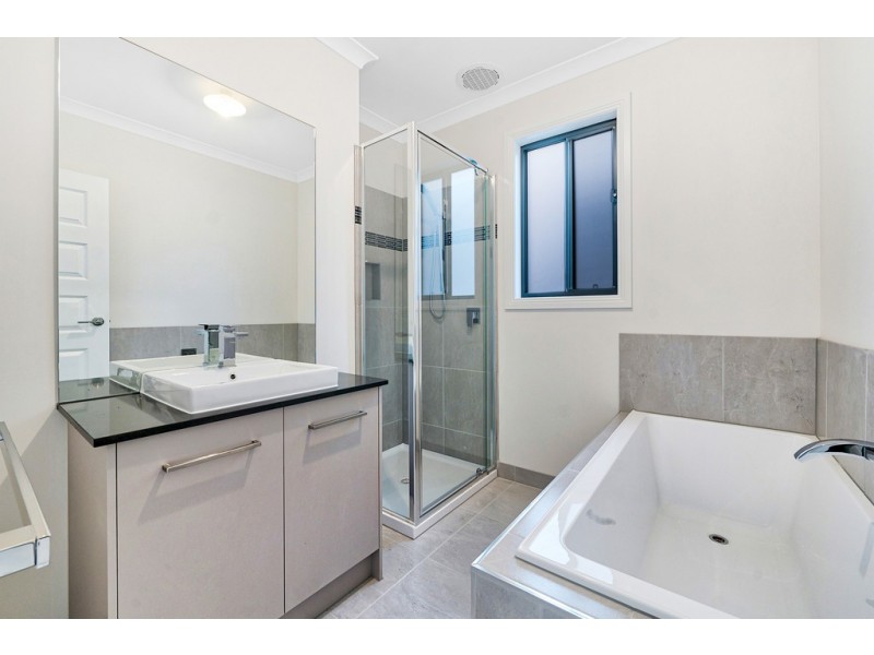 3 Moroak Crescent, Clyde North VIC 3978