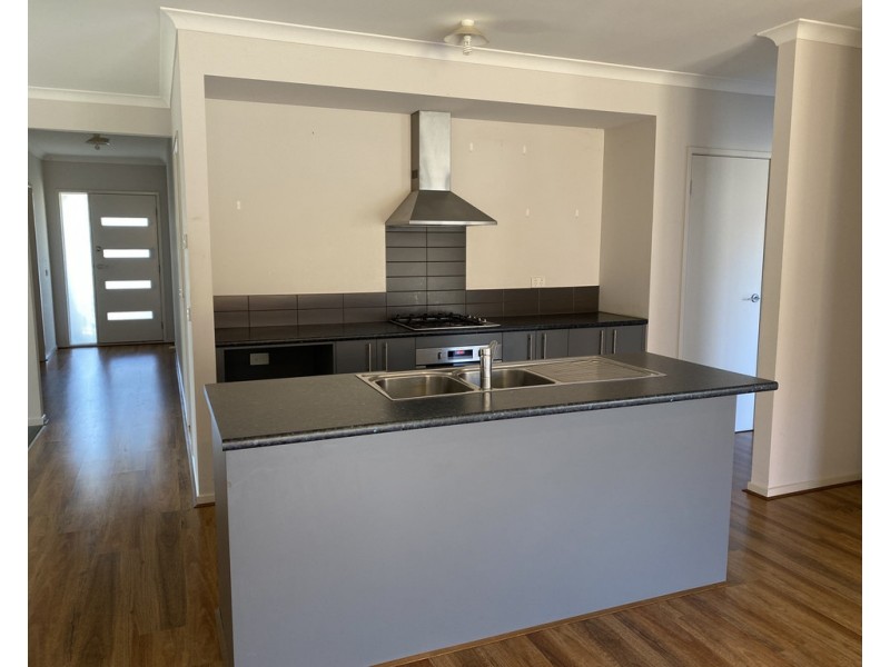 10 Watford Avenue, Cranbourne West VIC 3977