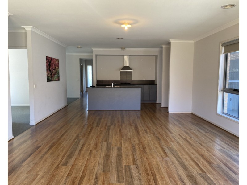 10 Watford Avenue, Cranbourne West VIC 3977