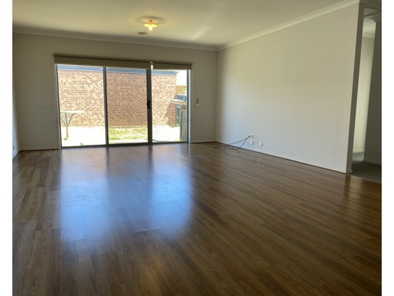 10 Watford Avenue, Cranbourne West VIC 3977