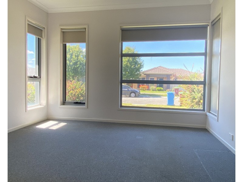 10 Watford Avenue, Cranbourne West VIC 3977