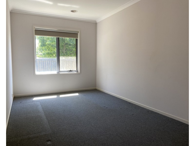 10 Watford Avenue, Cranbourne West VIC 3977