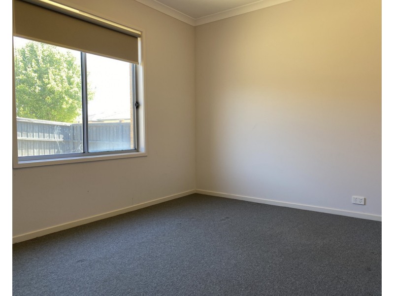 10 Watford Avenue, Cranbourne West VIC 3977