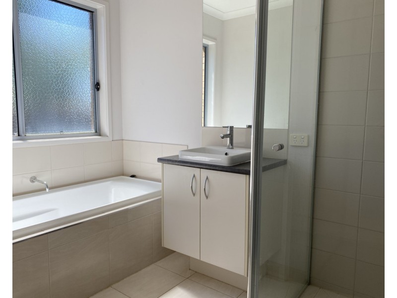 10 Watford Avenue, Cranbourne West VIC 3977