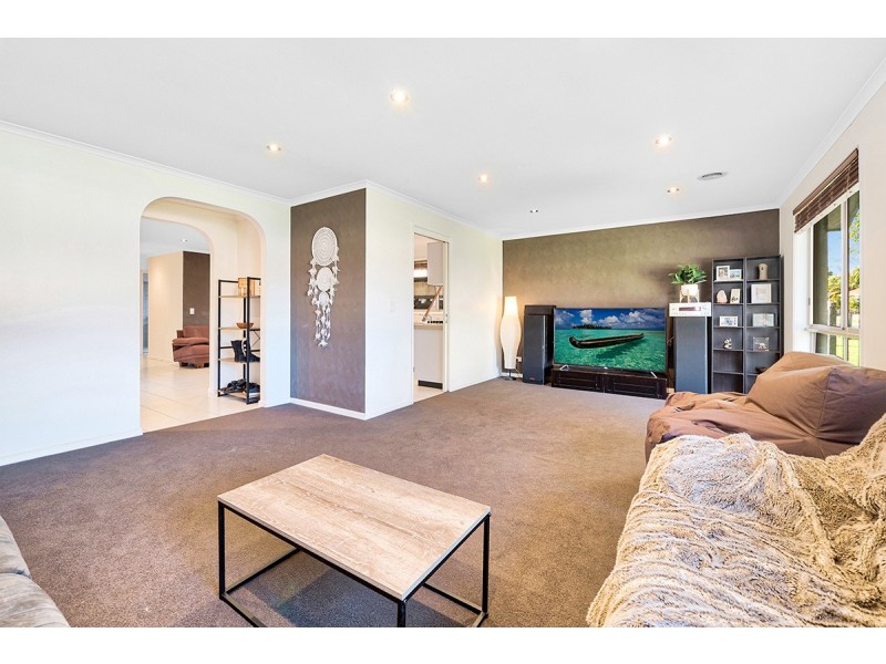 3 Frances Crescent, Cranbourne North VIC 3977