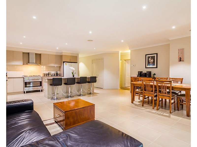 34 Thurvaston Cres, Cranbourne East VIC 3977