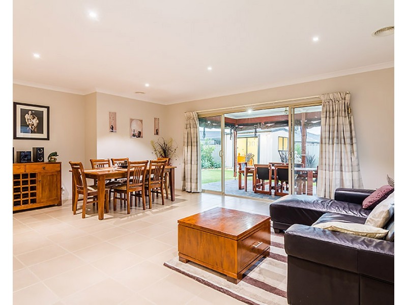 34 Thurvaston Cres, Cranbourne East VIC 3977