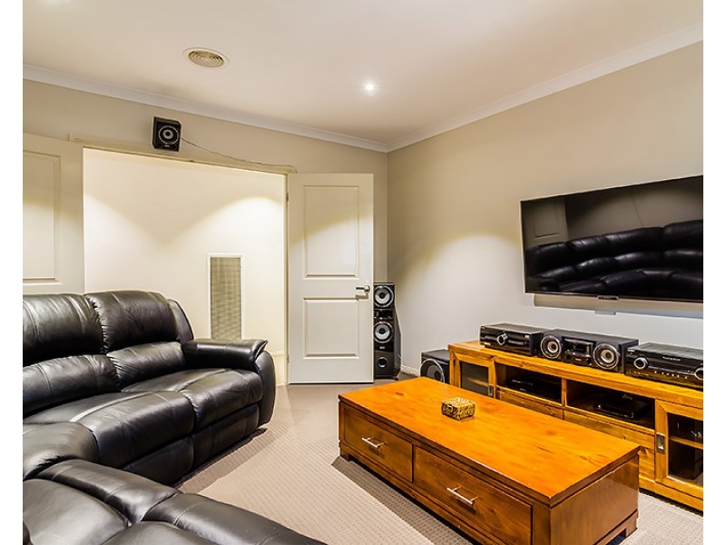 34 Thurvaston Cres, Cranbourne East VIC 3977