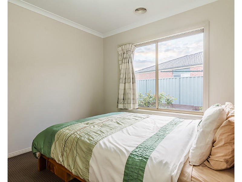 34 Thurvaston Cres, Cranbourne East VIC 3977
