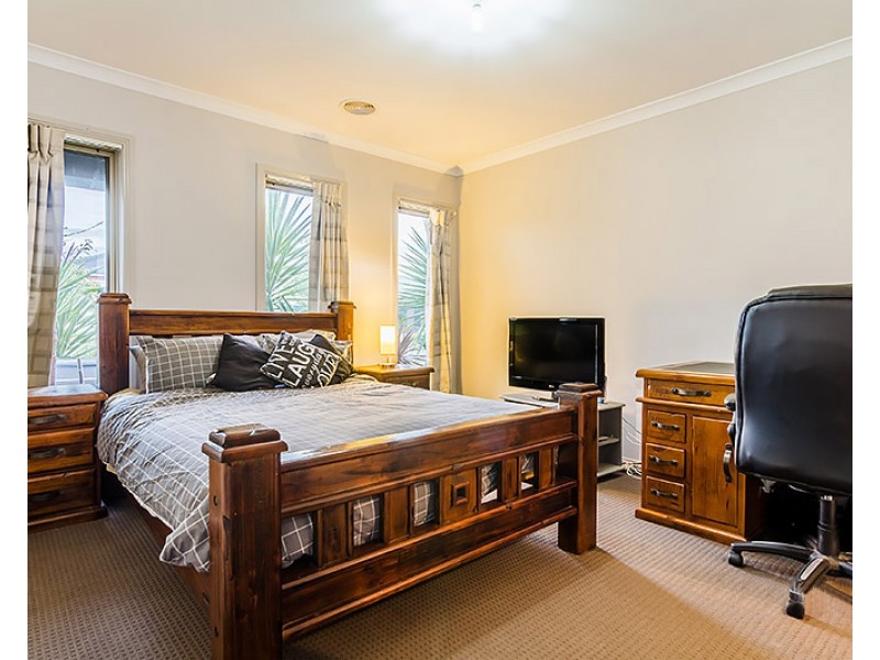 34 Thurvaston Cres, Cranbourne East VIC 3977