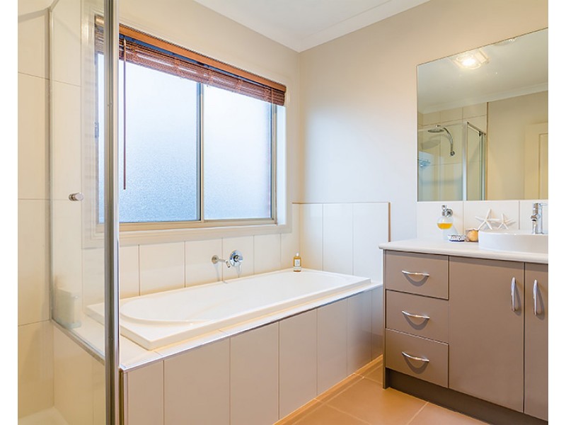 34 Thurvaston Cres, Cranbourne East VIC 3977