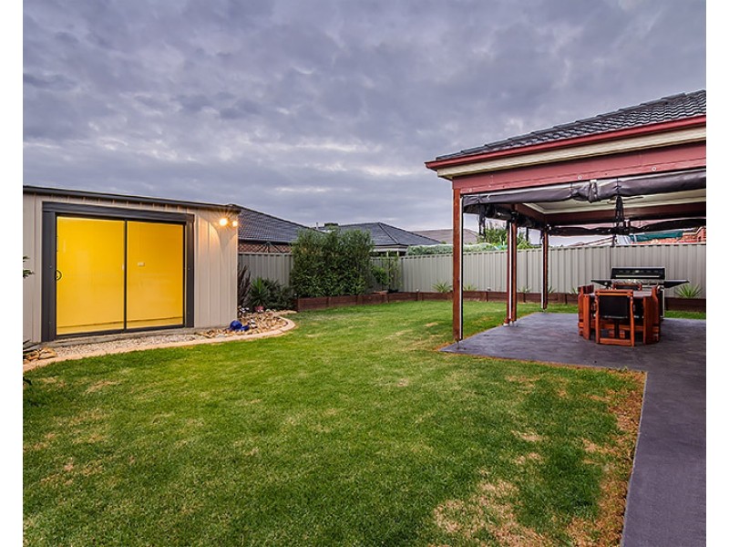 34 Thurvaston Cres, Cranbourne East VIC 3977