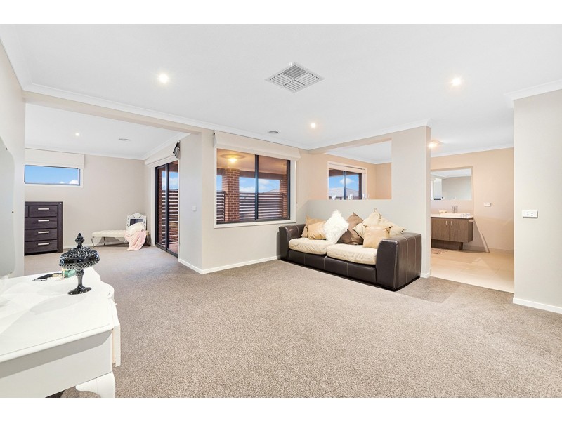 3 Hollingrove Avenue, Clyde North VIC 3978