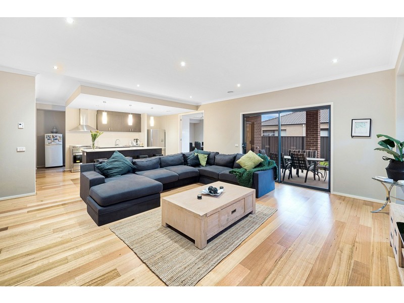 3 Hollingrove Avenue, Clyde North VIC 3978