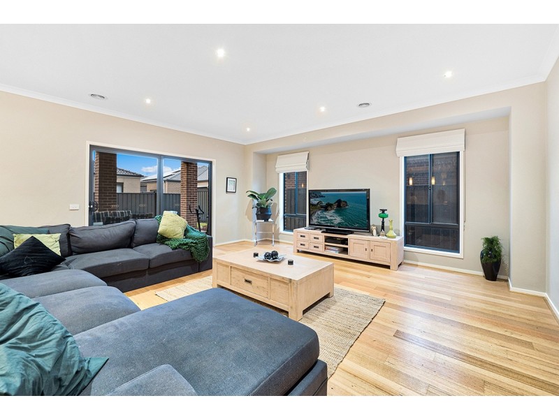 3 Hollingrove Avenue, Clyde North VIC 3978