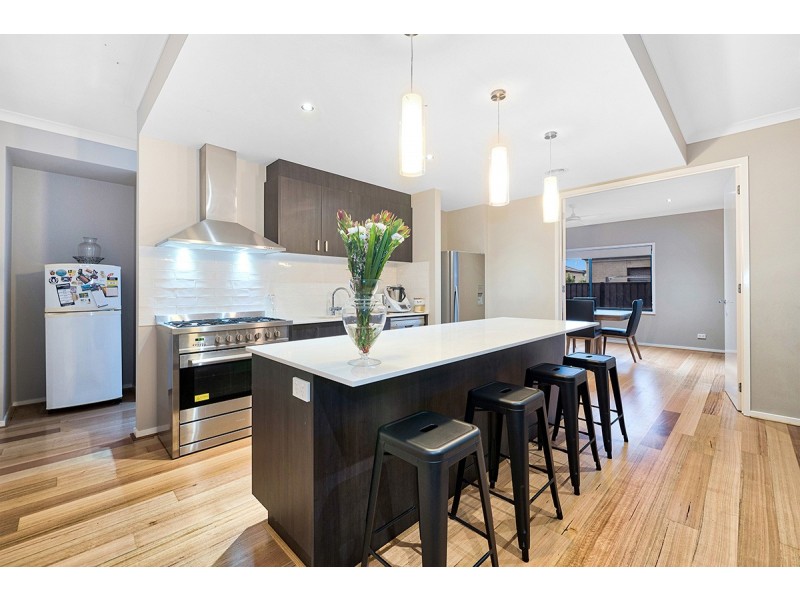 3 Hollingrove Avenue, Clyde North VIC 3978