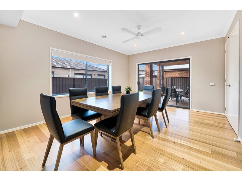 3 Hollingrove Avenue, Clyde North VIC 3978