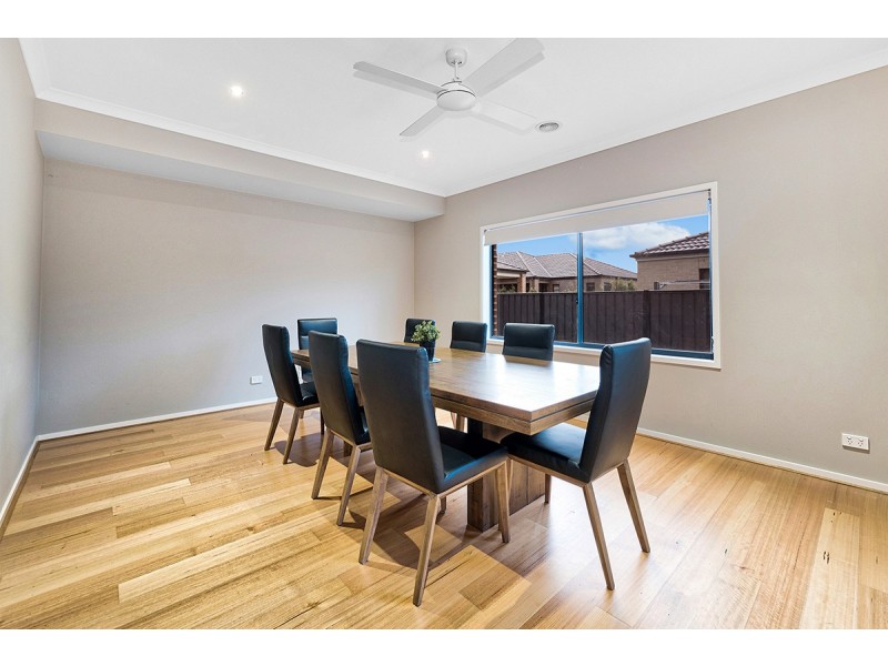 3 Hollingrove Avenue, Clyde North VIC 3978