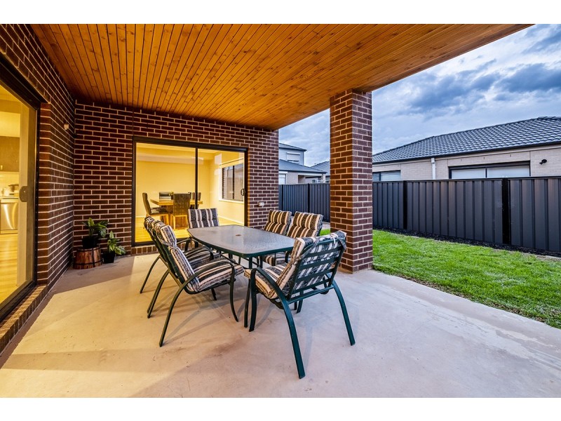 3 Hollingrove Avenue, Clyde North VIC 3978