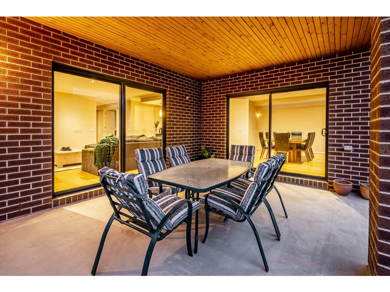 3 Hollingrove Avenue, Clyde North VIC 3978