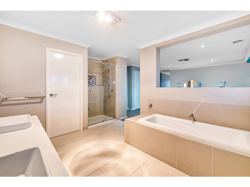 3 Hollingrove Avenue, Clyde North VIC 3978