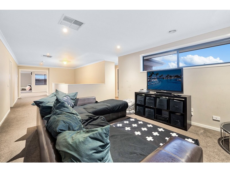 3 Hollingrove Avenue, Clyde North VIC 3978